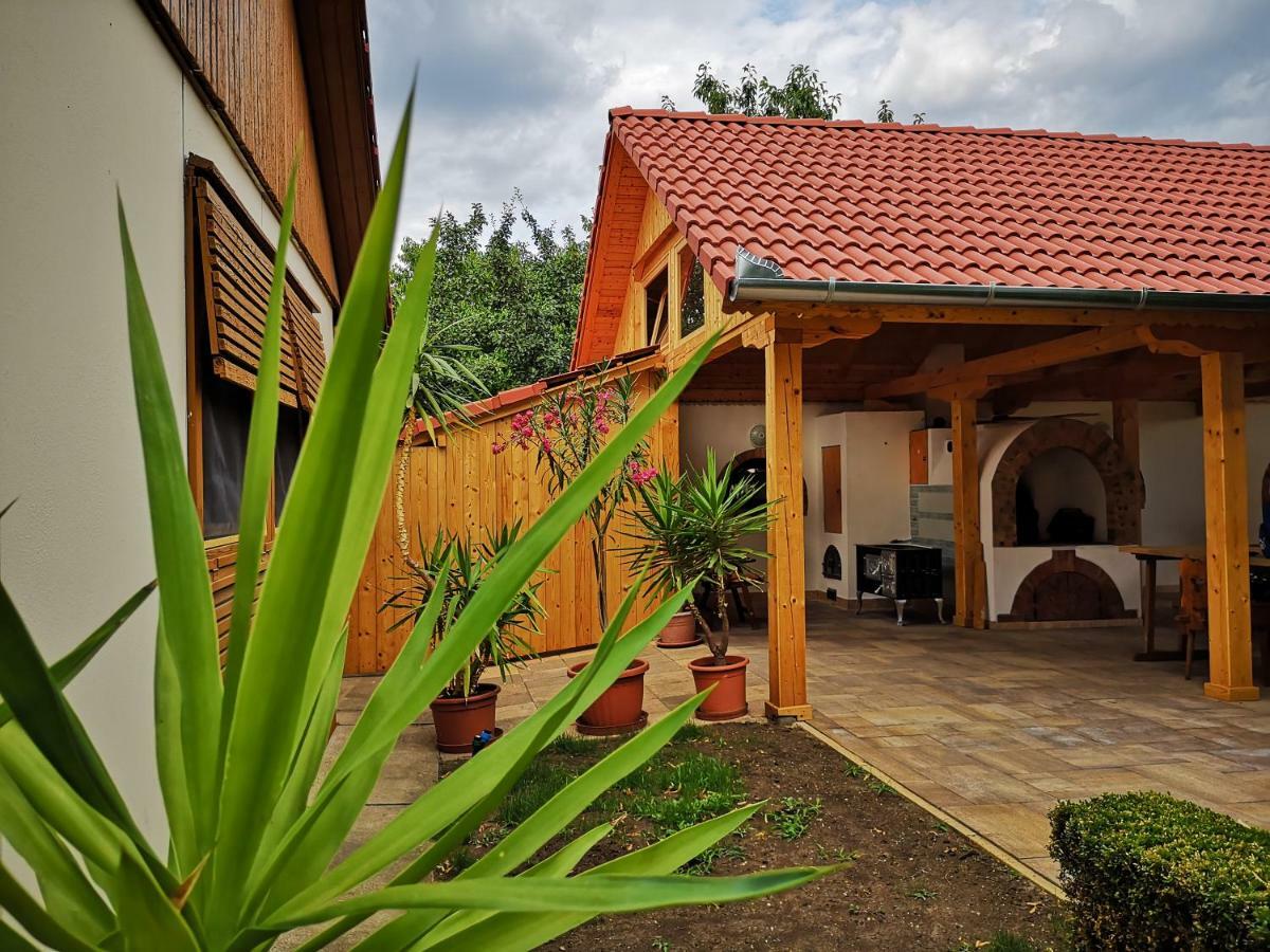 Júlia Panzió Hajduszoboszlo Exterior foto