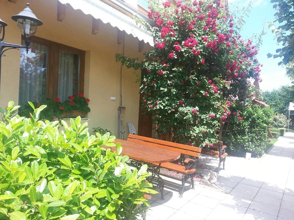 Júlia Panzió Hajduszoboszlo Exterior foto